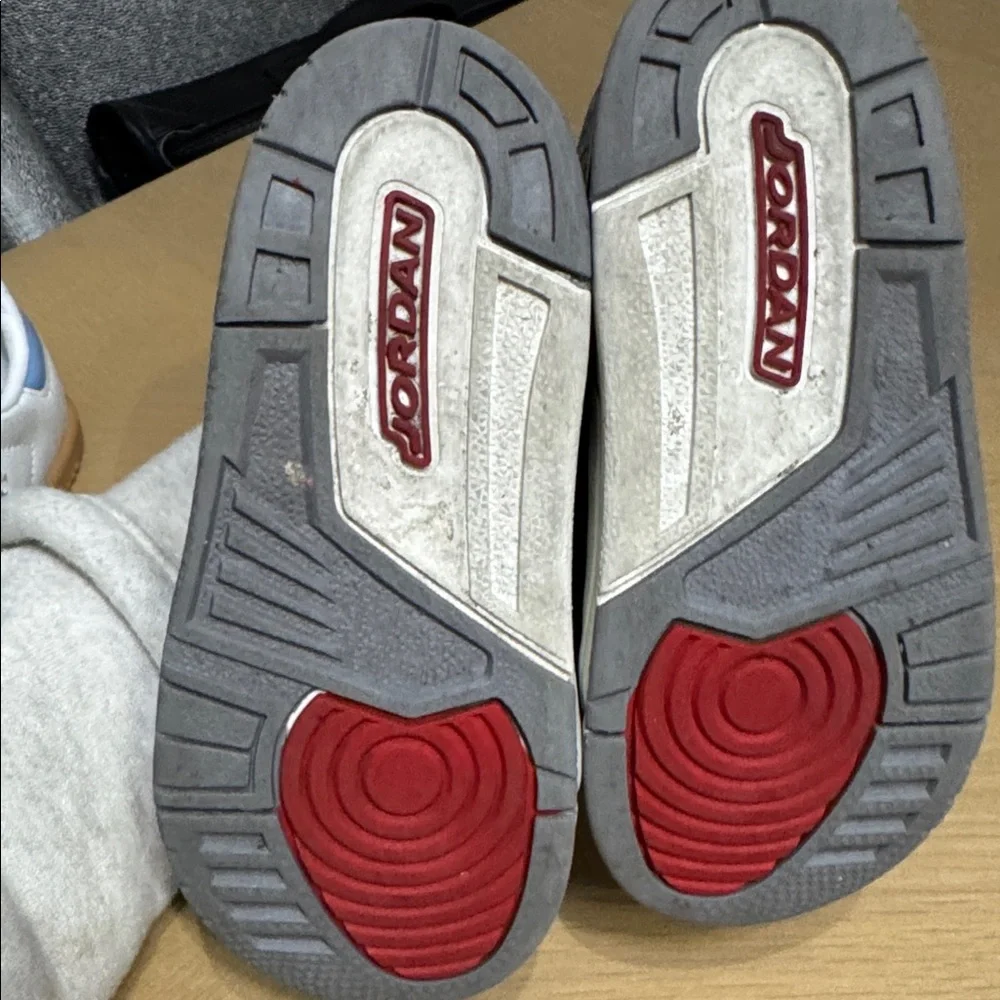 Jordan Kids 3’s Black and White Sneakers with Red - Picture 3 of 5